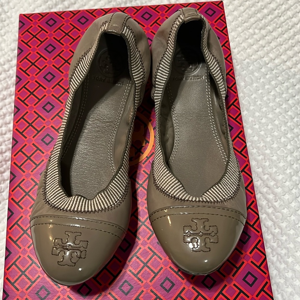 Tory Burch Gabby Ballet Isabel Flat London Gray Size 7 
Pre love, no box